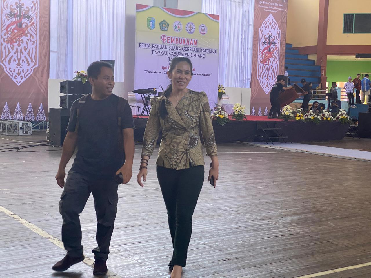 Anggota Dewan Perwakilan Rakyat Daerah (DPRD) Kabupaten Sintang, Kalimantan Barat, Anastasia turut menghadiri pembukaan Pesparani Katolik I Tingkat Kabupaten Sintang di Indoor Apang Semangai pada Senin, 14 Oktober 2024.